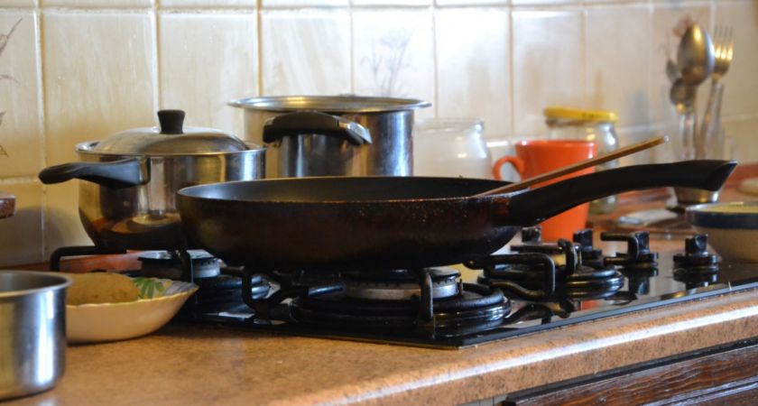 Кладу сковороду в полиэтиленовый пакет, и нагар отлетает в миг — любуюсь отражением