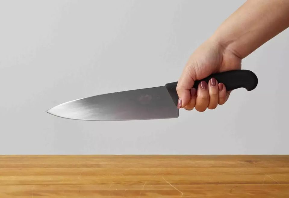 Держу кухонный нож в кипятке — знаю, что тупится, но оно того стоит: о старой проблеме позабыла
