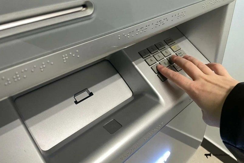 Всем, кто снимает деньги с карты в банкомате - грустный сюрприз для всех россиян в мае