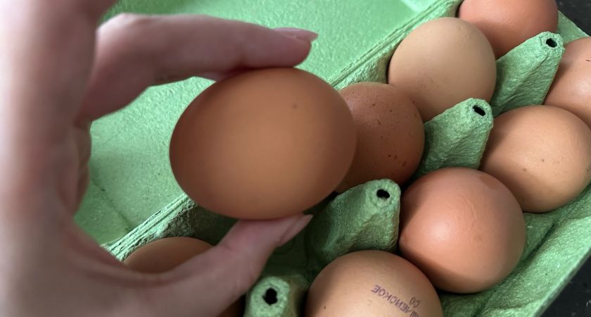 Хитрые продавцы выбирают яйца домой только так: запоминайте два лайфхака