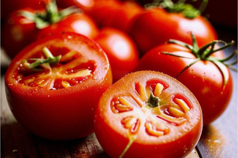 Без готовки и хлопот: помидоры, фаршированные кускусом с изюмом