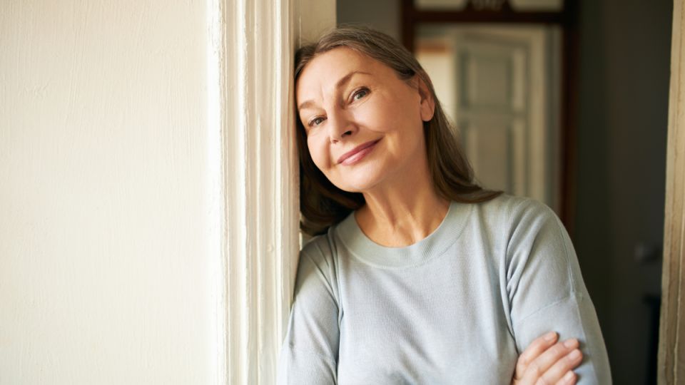Женщины в 50 — 60 лет могут выглядеть как миллионерши на дорогом курорте: что им лучше носить — советы от Эвелины Хромченко