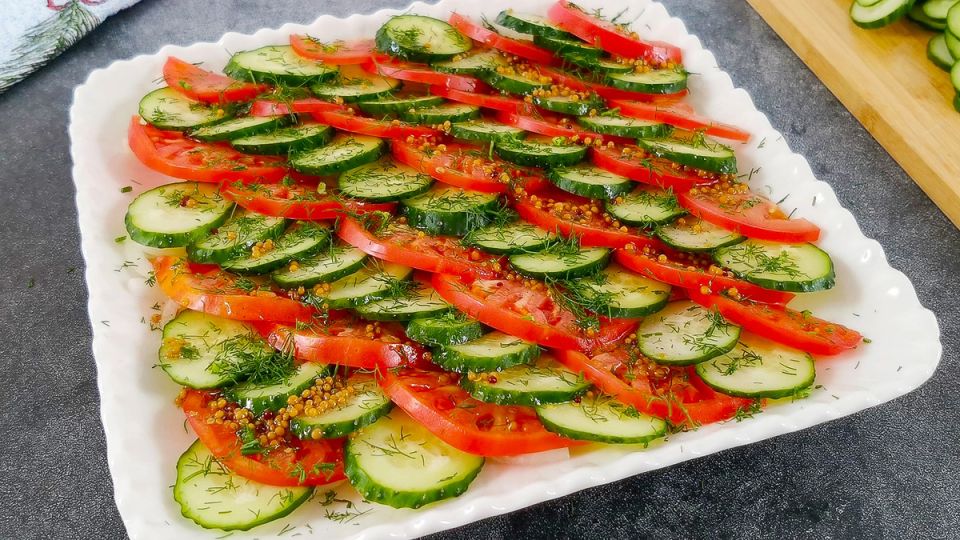 Освежающий салат из огурцов и помидоров: просто, вкусно и празднично