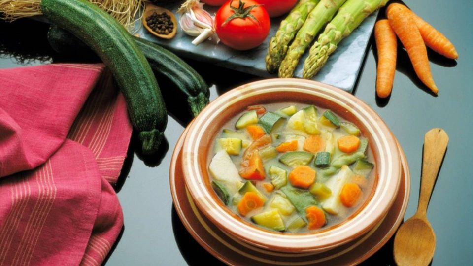 С такой зажаркой суп получится в 2 раза вкуснее: шеф-повар поделился хитростью