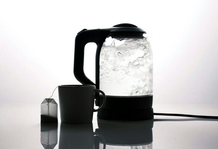 Как спасти прозрачный чайник от накипи без химии: секрет уже есть на вашей кухне