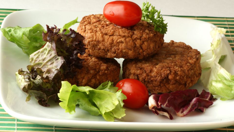 Хватит пичкать котлеты жиром: сочными и нежными их сделает более безобидный продукт