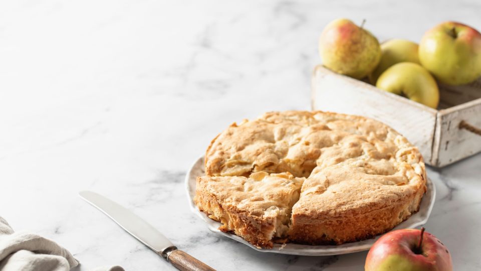 Шарлотка получится пышной как бисквит: этой уловкой пользуются кондитеры