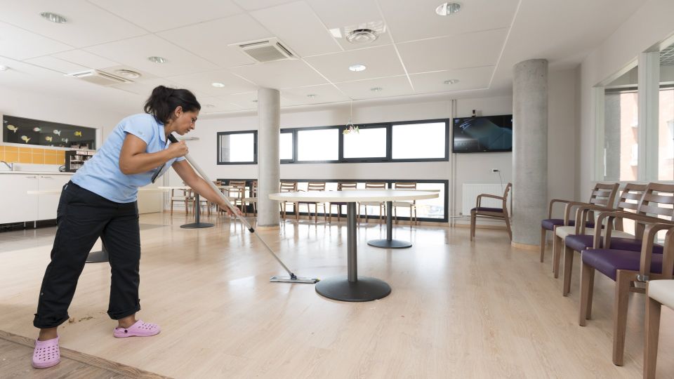 Точно не ацетон: это средство отмоет даже въевшуюся грязь и не повредит ламинат