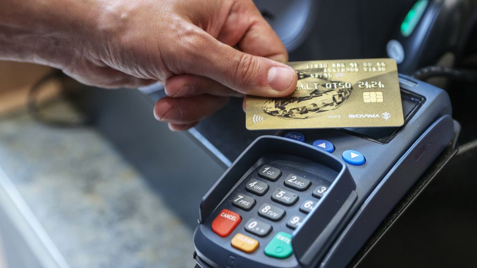 На карту надежды нет: почему в отпуск обязательно нужно брать валюту