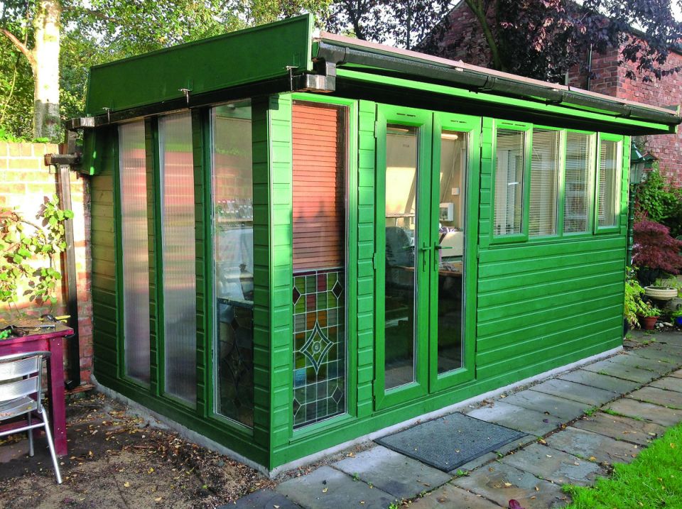 Как преобразить старые оконные рамы в уютную дачную мастерскую