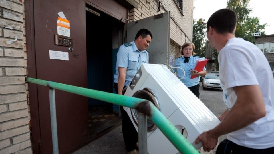 Скандал с судебными приставами: продажа квартиры пенсионеров ради погашения мелкого долга