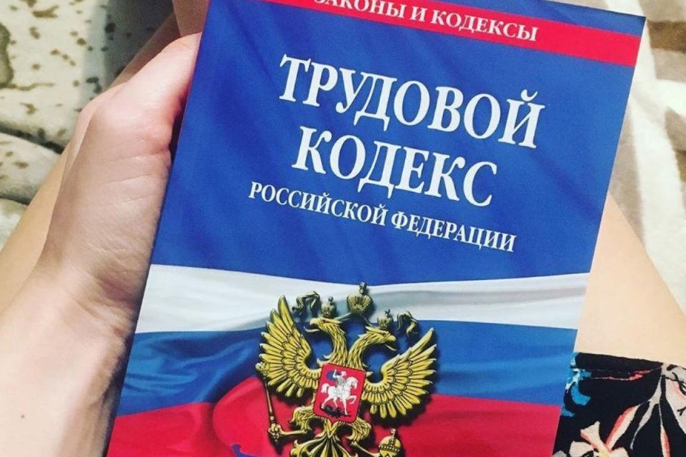 Секретарь с 20-летним стажем осталась без компенсации за отпуска из-за связей с директором