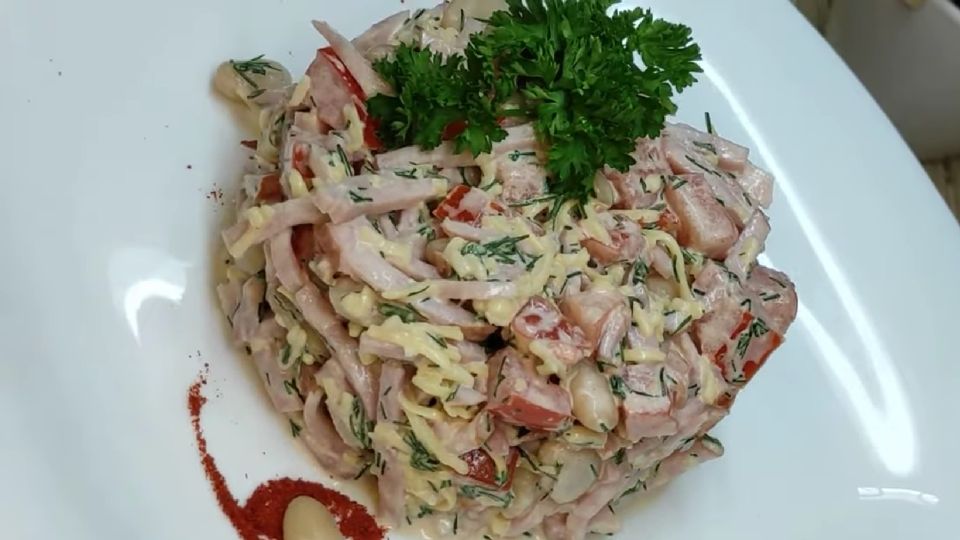 Быстрый салат из трех продуктов: домочадцы придут в восторг от вкусного и сытного блюда