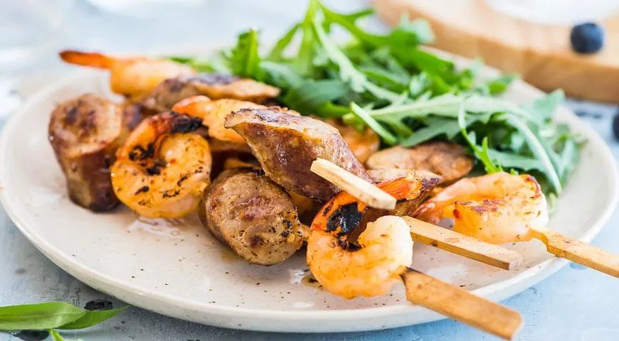 Шашлычки из креветок и колбасок: легкость и вкус на вечернем гриле