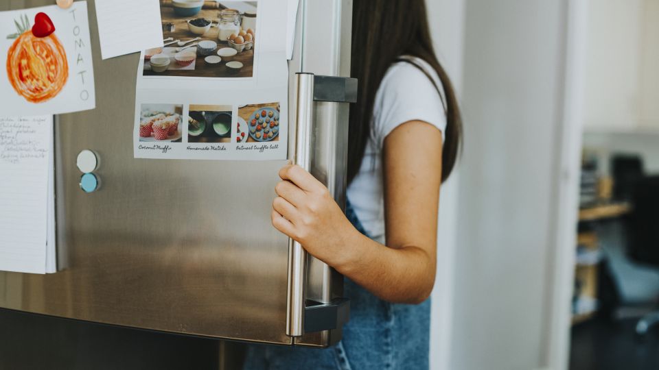 Холодильник не будет тарахтеть, как старая машина: вот что нужно предпринять