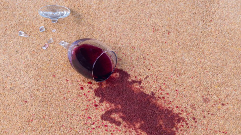 Его боятся самые стойкие пятна: этот популярный напиток в два счета очистит ваш ковер