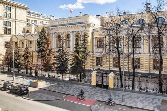 Экономика на паузе: как новые решения Центробанка отразятся на наших финансах