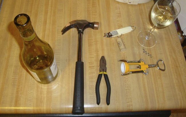 Как открыть вино без штопора: простые и необычные методы