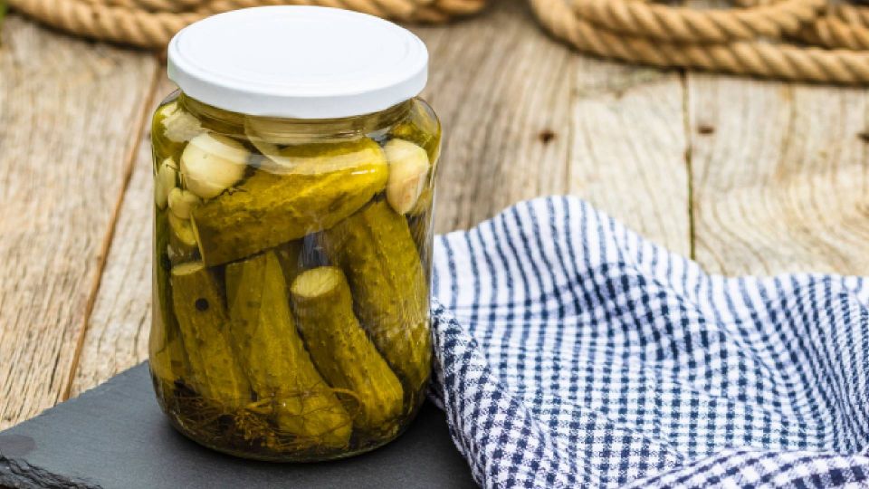 Маринованный чеснок больше не позеленеет в банке: спасет простая процедура