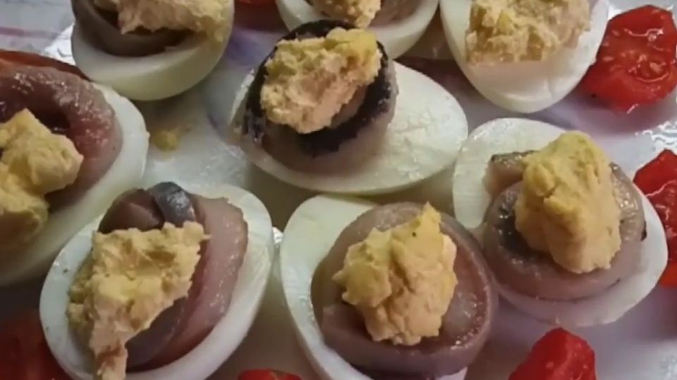 Хватит пичкать гостей яйцами с майонезом: бюджетная закуска их затмит