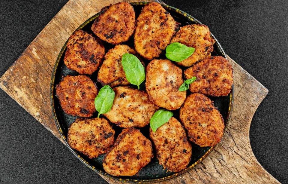 Нежные куриные котлеты с сырной начинкой: идеальный рецепт для любого стола