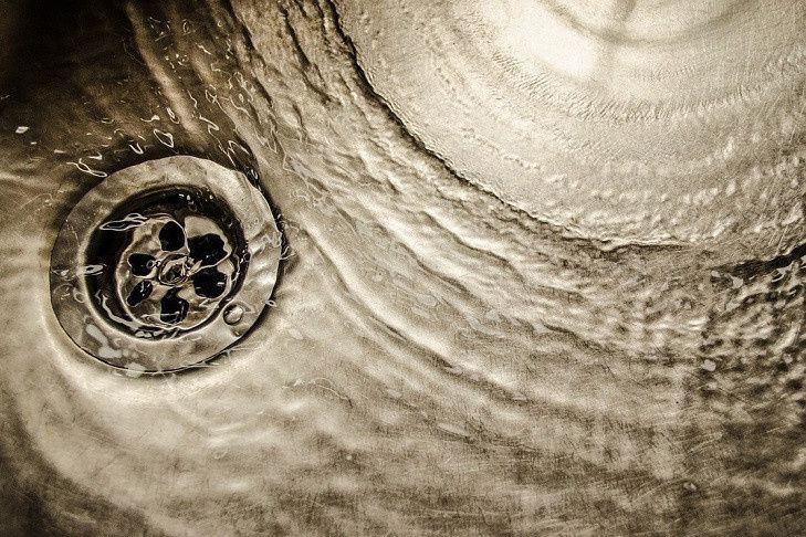 Оригинальный способ решения засоров с помощью привычной канцелярской резинки