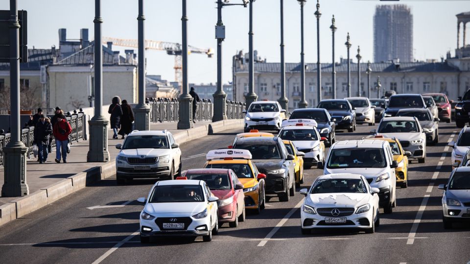 Почему использование фар днём всё ещё актуально: важные факты и мифы