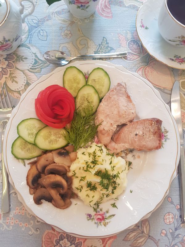 Спокойный вечерний вкус Сибири: мягкая свинина с картофельным пюре и грибами