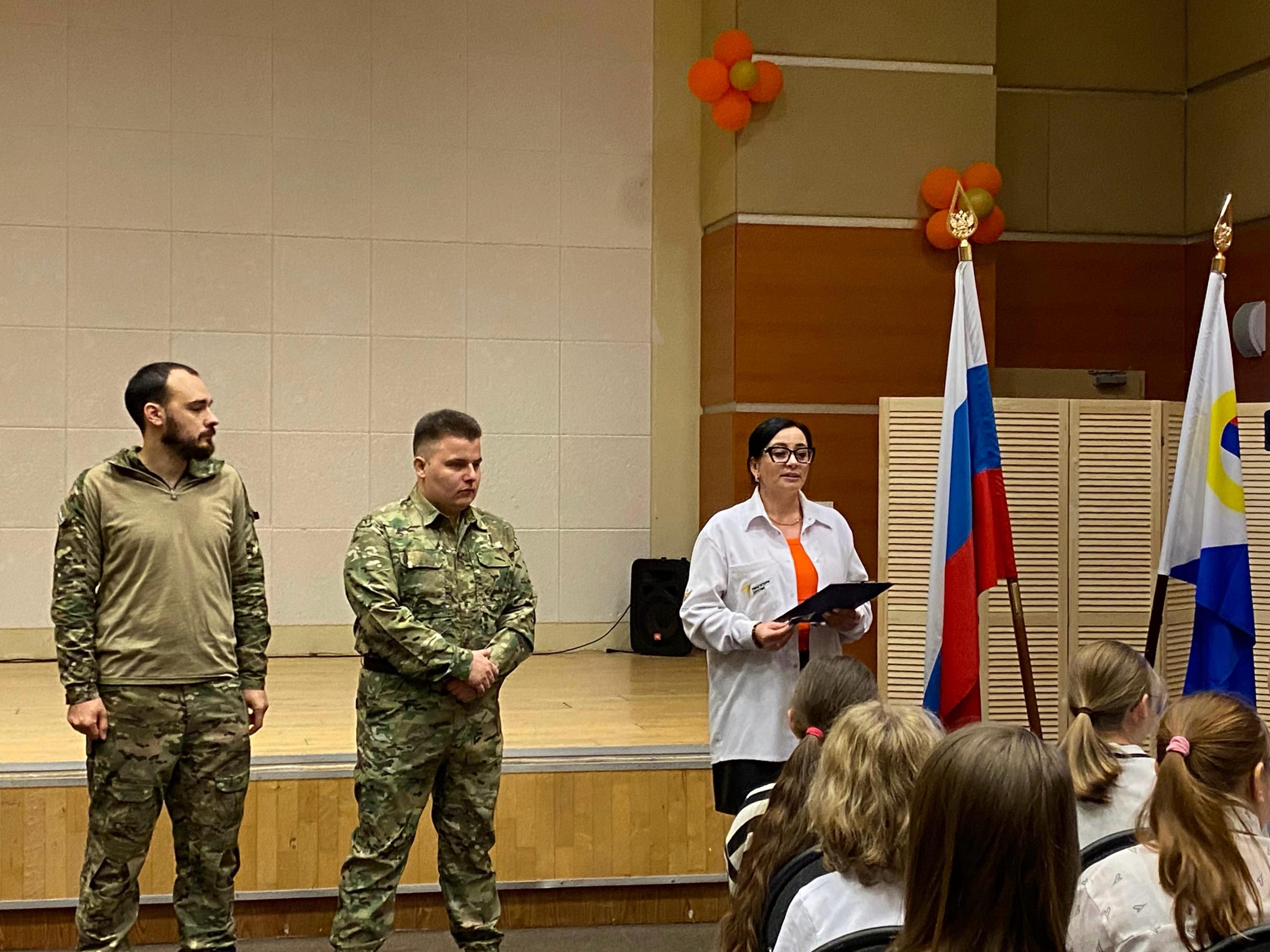 Как рассказать подрастающему поколению о долге, чести и Родине? Не с помощью скучных лекций, а через живые истории и настоящие символы Как рассказать подрастающему поколению о долге, чести и Родине? Не с помощью скучных лекций, а через живые истории и настоящие символы