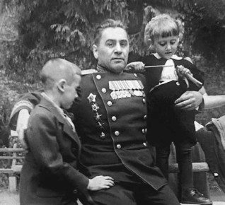 Близится всенародный праздник — День народного единства, чтобы подчеркнуть единство народов в Великой Отечественной войне и тот вклад, который каждый регион внес в нашу общую Победу