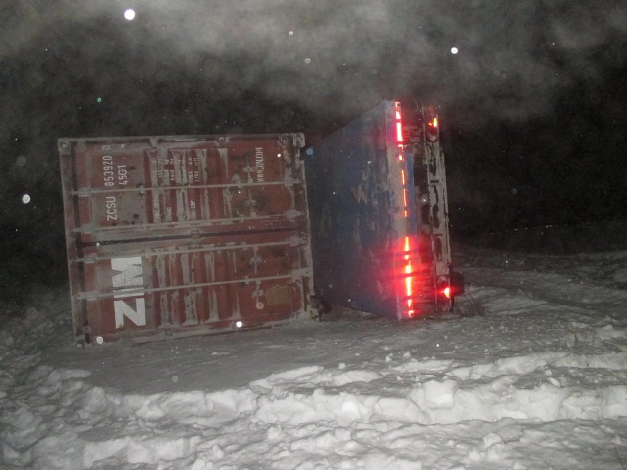 В Певеке полицейские разбираются в обстоятельствах ДТП, в котором пострадал водитель грузового автомобиля В Певеке полицейские разбираются в обстоятельствах ДТП, в котором пострадал водитель грузового автомобиля