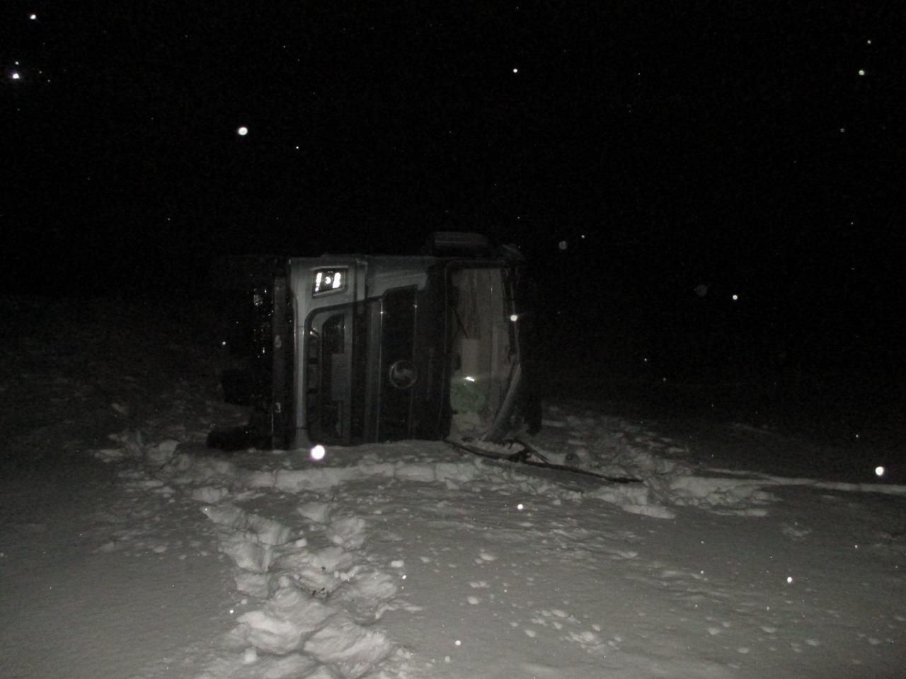 В Певеке полицейские разбираются в обстоятельствах ДТП, в котором пострадал водитель грузового автомобиля В Певеке полицейские разбираются в обстоятельствах ДТП, в котором пострадал водитель грузового автомобиля