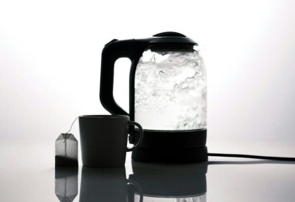 Как спасти прозрачный чайник от накипи без химии: секрет уже есть на вашей кухне