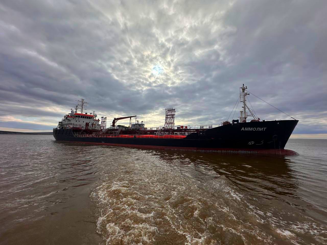 1 Почти 200 тысяч тонн нефтепродуктов доставили на Чукотку во время навигации