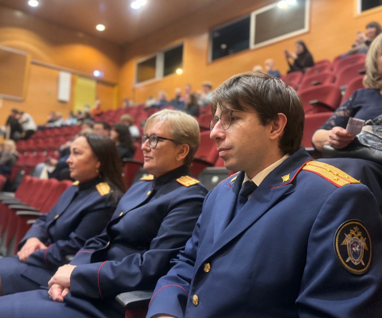 Сотрудники следственного управления СК России по Чукотскому автономному округу приняли участие в праздничном концерте, посвящённом Дню народного единства Сотрудники следственного управления СК России по Чукотскому автономному округу приняли участие в праздничном концерте, посвящённом Дню народного единства