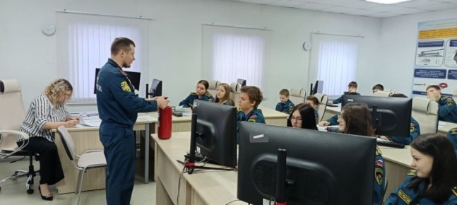 Отделением надзорной деятельности и профилактической работы по городскому округу Певек УНДиПР Главного управления проведена беседа "Первичные средства пожаротушения" и практическое занятие по применению огнетушителей с...