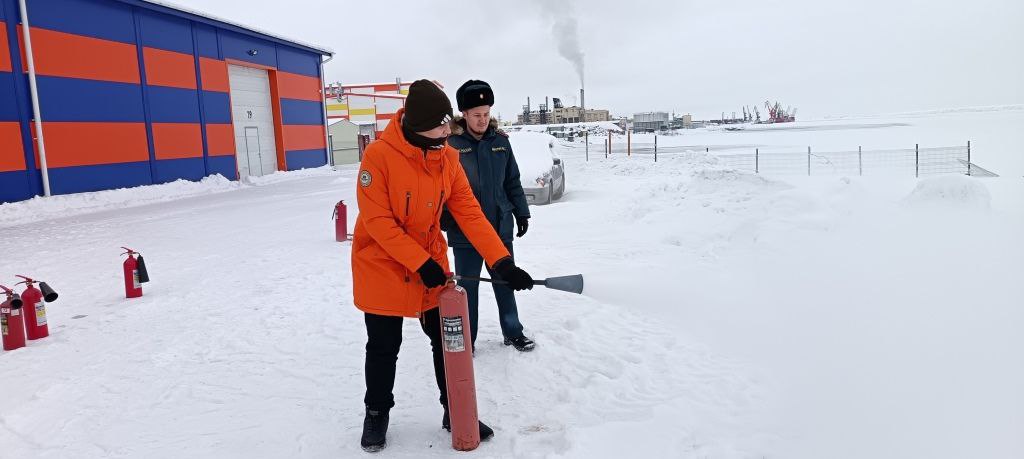 Отделением надзорной деятельности и профилактической работы по городскому округу Певек УНДиПР Главного управления проведена беседа "Первичные средства пожаротушения" и практическое занятие по применению огнетушителей с... Отделением надзорной деятельности и профилактической работы по городскому округу Певек УНДиПР Главного управления проведена беседа "Первичные средства пожаротушения" и практическое занятие по применению огнетушителей с...