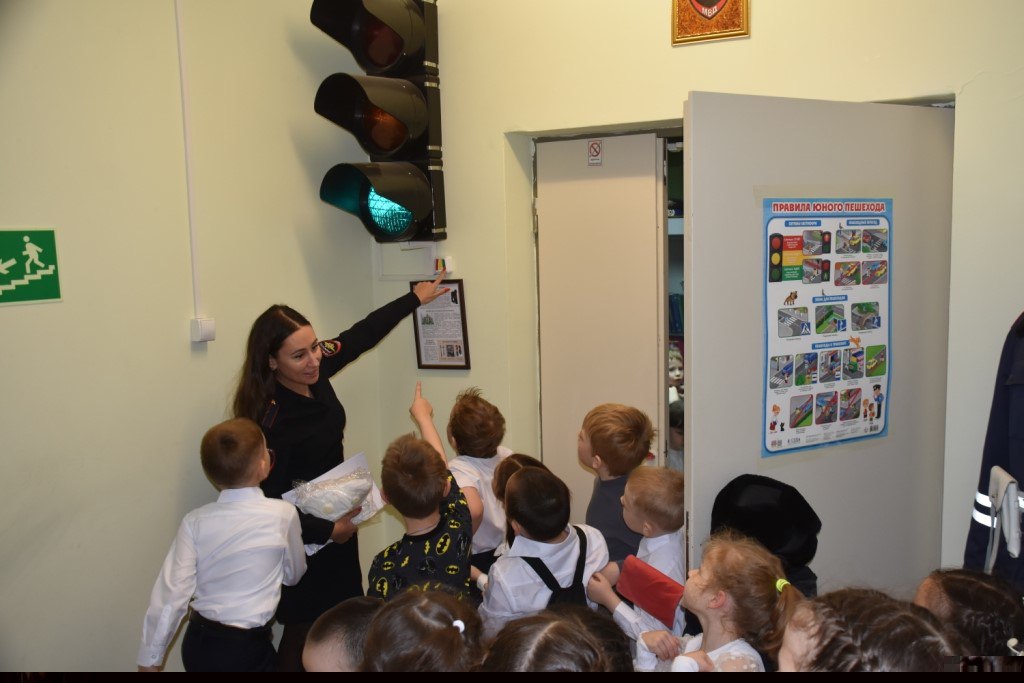 В Анадыре дошколята познакомились с работой полиции