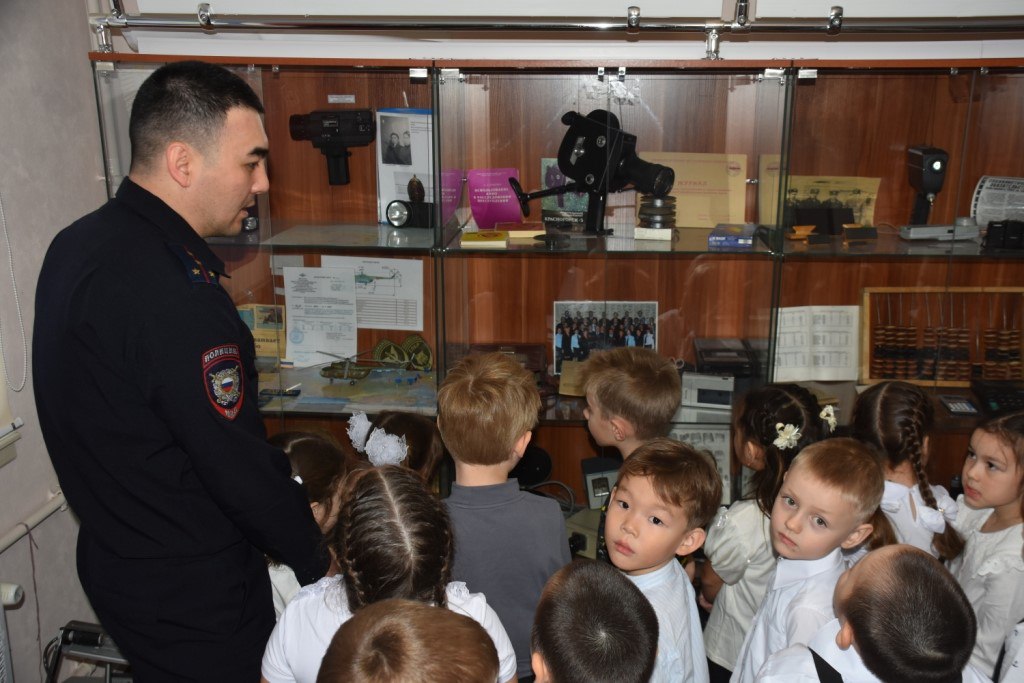 В Анадыре дошколята познакомились с работой полиции В Анадыре дошколята познакомились с работой полиции