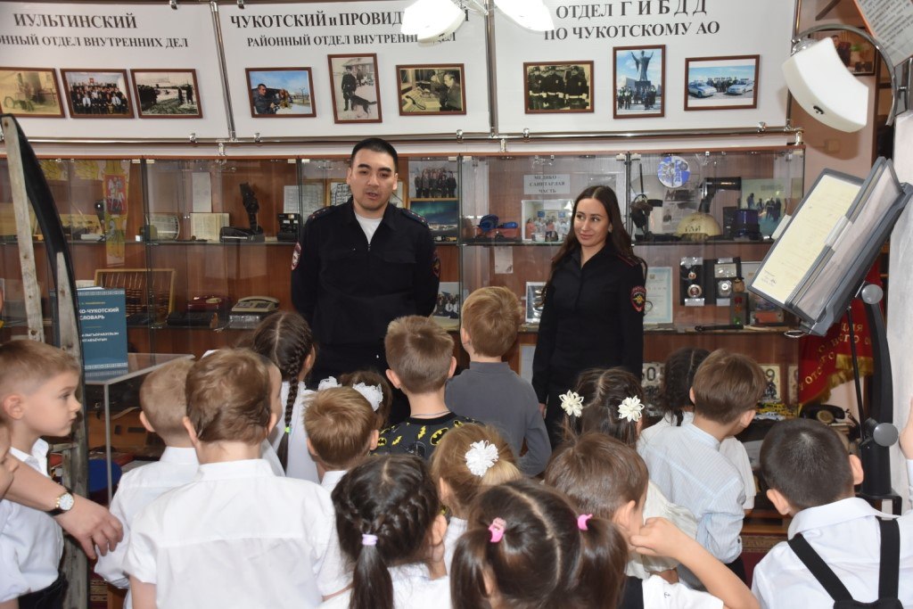 В Анадыре дошколята познакомились с работой полиции В Анадыре дошколята познакомились с работой полиции