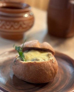 Уютный жульен с грибами в булочке: Простое и вкусное блюдо для вашего стола