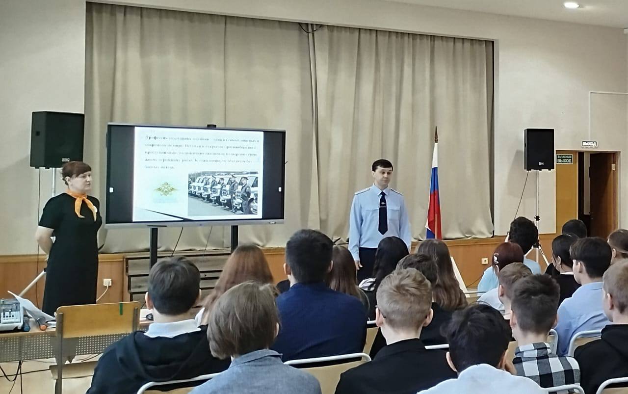 В Эгвекиноте полицейские встретились со школьниками в День памяти погибших коллег