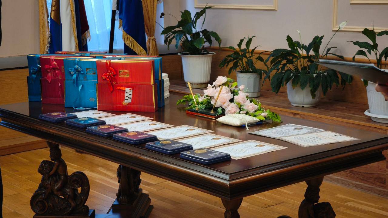 Глава ГО Анадырь Сергей Спицын вручил награды образцовым семьям Глава ГО Анадырь Сергей Спицын вручил награды образцовым семьям