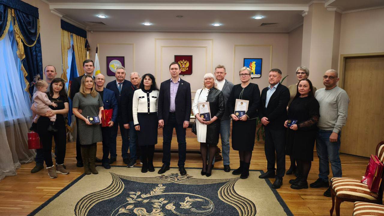 Глава ГО Анадырь Сергей Спицын вручил награды образцовым семьям