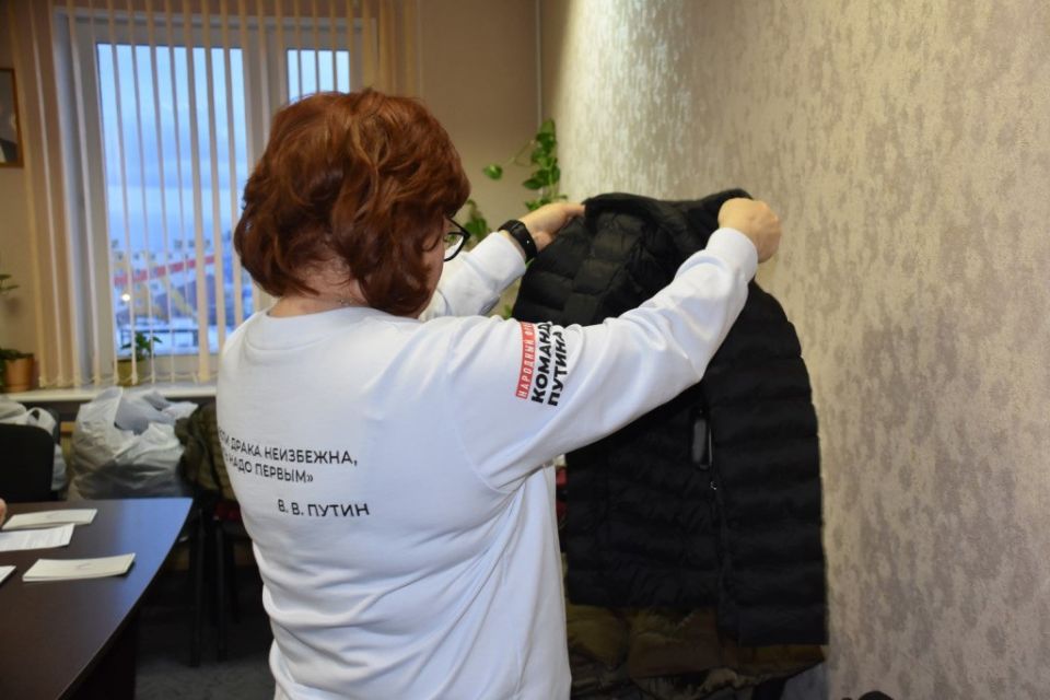 На Чукотке полицейские и сотрудники окружного Управления Роспотребнадзора передали продукцию, изъятую из незаконного оборота, для нужд СВО