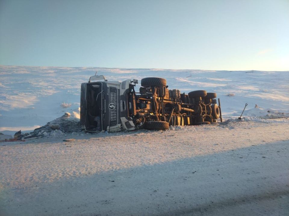 В Певеке Госавтоинспекторы разбираются в обстоятельствах ДТП с опрокидыванием грузового автомобиля