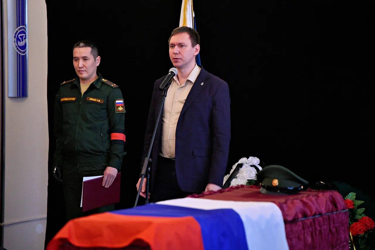В Анадыре состоялась церемония прощания с бойцом СВО В Анадыре состоялась церемония прощания с бойцом СВО