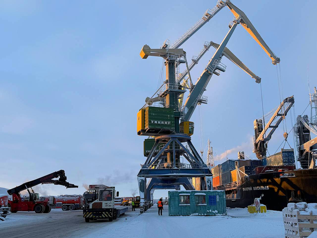 В порту Певек встал под разгрузку теплоход «Валерий Васильев», на борту которого находится более 180 тонн продовольственных товаров В порту Певек встал под разгрузку теплоход «Валерий Васильев», на борту которого находится более 180 тонн продовольственных товаров