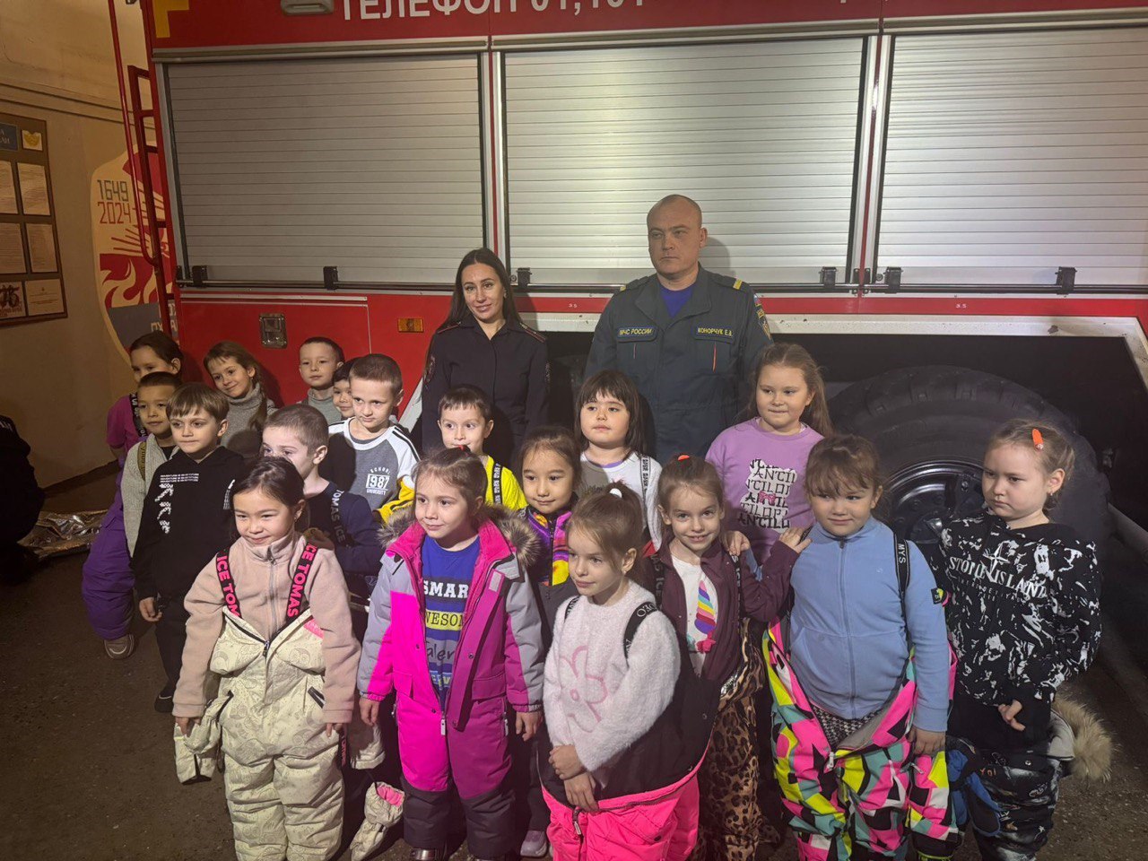 В окружной столице Госавтоинспекторы и спасатели провели познавательное занятие для дошколят В окружной столице Госавтоинспекторы и спасатели провели познавательное занятие для дошколят