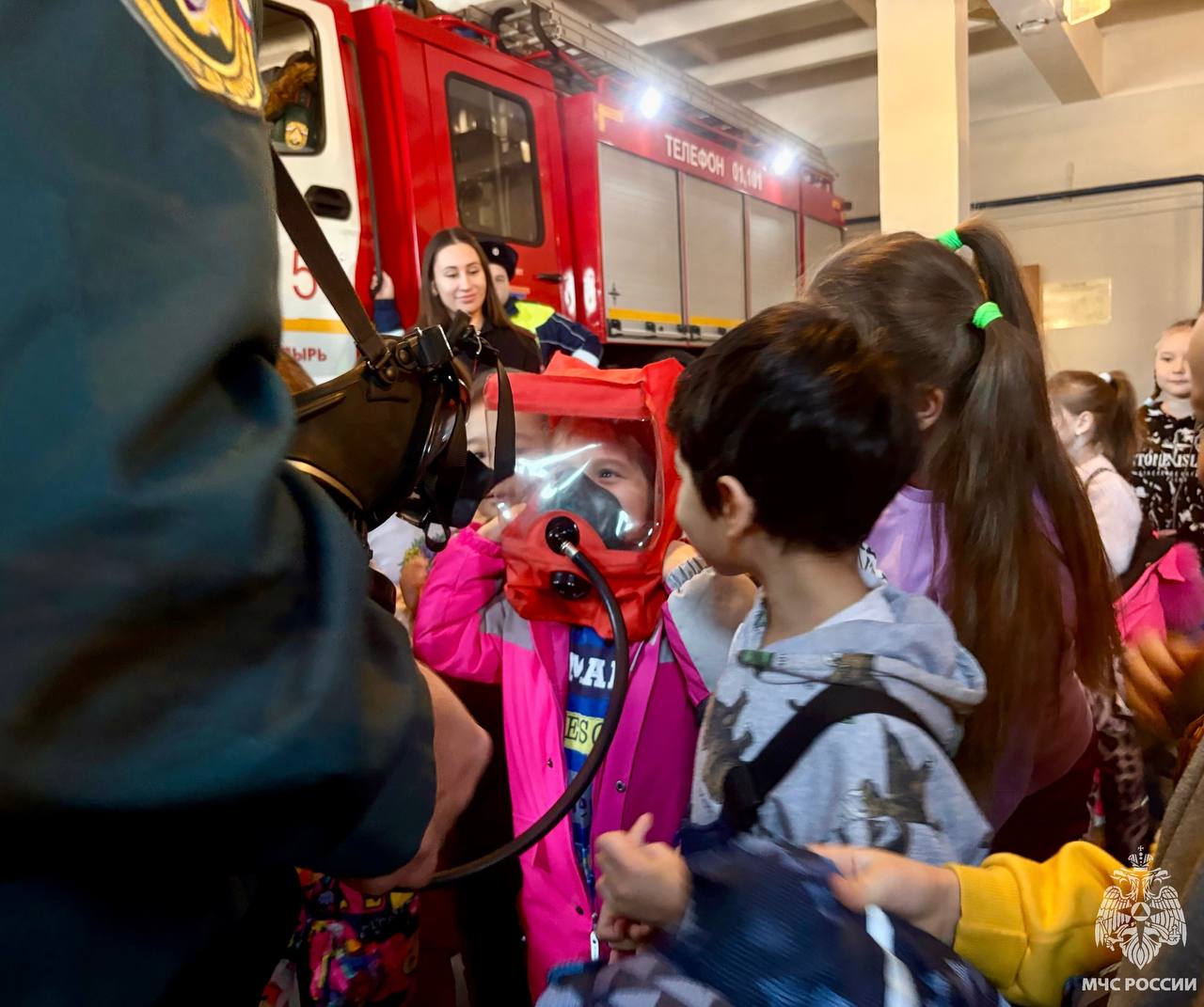 В гостях у огнеборцев: воспитанники детского сада «Сказка» посетили пожарно-спасательную часть города Анадырь В гостях у огнеборцев: воспитанники детского сада «Сказка» посетили пожарно-спасательную часть города Анадырь